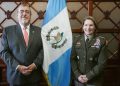 Presidente Bernardo Arévalo habla sobre seguridad con la jefa del comando sur