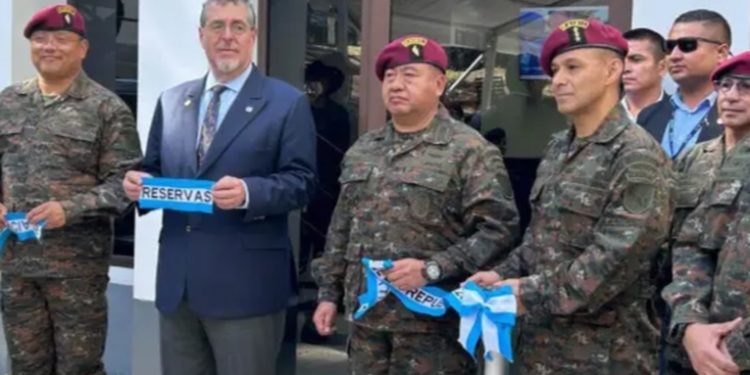 Presidente Bernardo Arévalo participa en la inauguración de instalaciones mejoradas de Reservas Militares