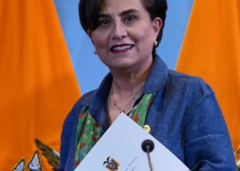 Presidente de Ecuador denuncia trama contra su canciller