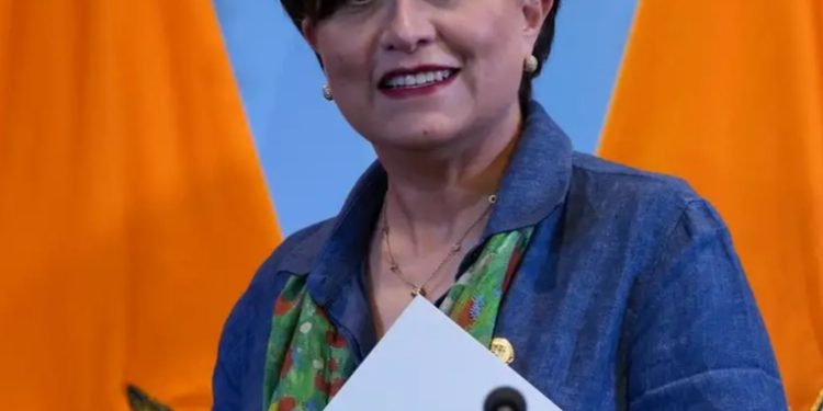 Presidente de Ecuador denuncia trama contra su canciller