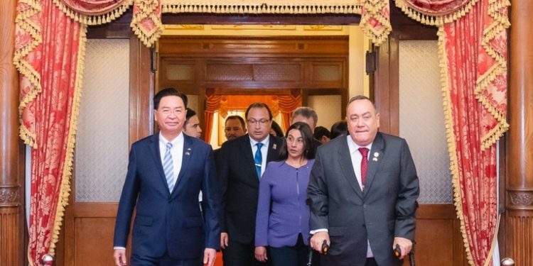 Presidente de Guatemala llega en visita oficial a Taiwán