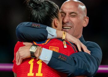 Presidente de la Federación Española de Fútbol se disculpa por besar a una jugadora tras ganar el Mundial