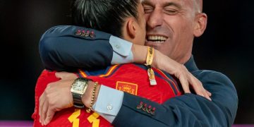 Presidente de la Federación Española de Fútbol se disculpa por besar a una jugadora tras ganar el Mundial