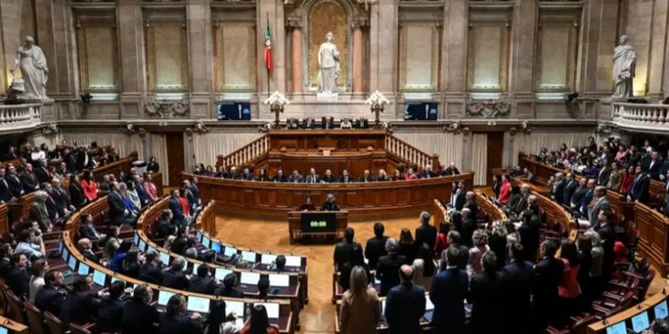 Presidente de Portugal convoca elecciones anticipadas