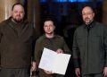 Presidente de Ucrania Zelenski firma la solicitud para la entrada de Ucrania a la Unión Europea