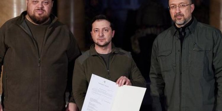 Presidente de Ucrania Zelenski firma la solicitud para la entrada de Ucrania a la Unión Europea