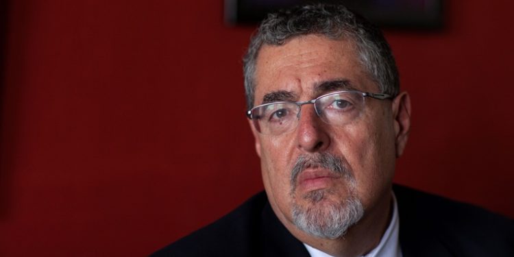 Presidente electo Bernardo Arévalo denuncia plan para dar un golpe de estado