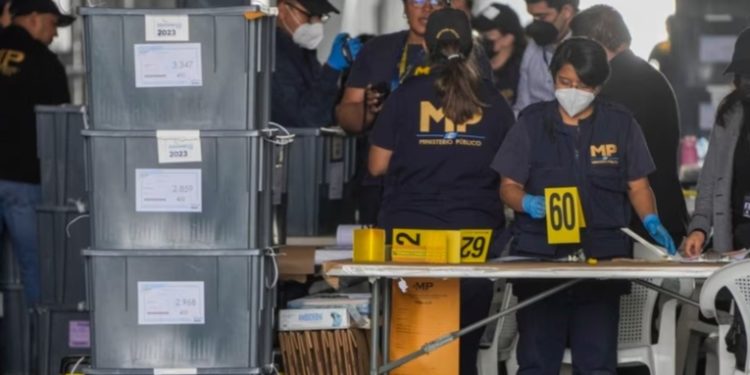 Presidente electo de Guatemala rompe diálogo con gobierno saliente y suspende transición