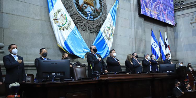 Presidente entrega informe de primer año de Gobierno en el Congreso