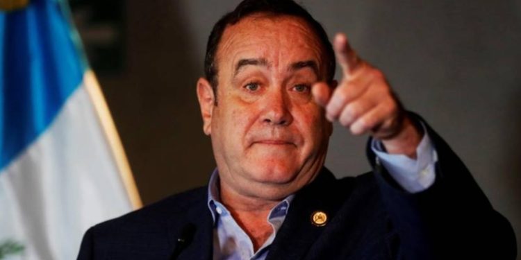 Presidente Giammattei amenaza con solicitar antejuicio contra dos alcaldes de Sololá