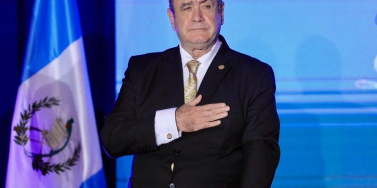 Presidente Giammattei dio un discurso durante un desayuno nacional de oración