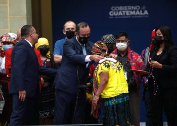 Presidente Giammattei entrega acreditaciones a 50 guí­as espirituales