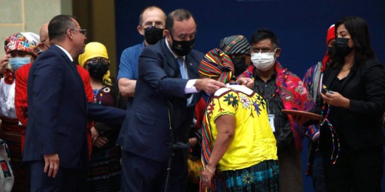 Presidente Giammattei entrega acreditaciones a 50 guí­as espirituales