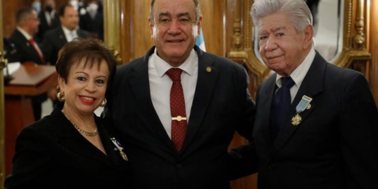 Presidente Giammattei entrega condecoraciones a dos artistas guatemaltecos