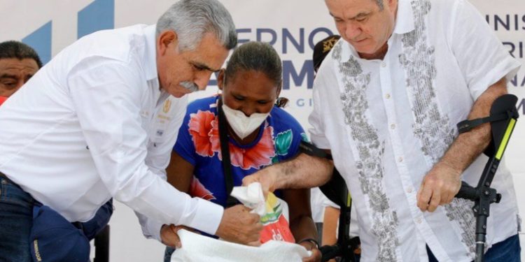 Presidente Giammattei entrega extensión de tierras en Izabal