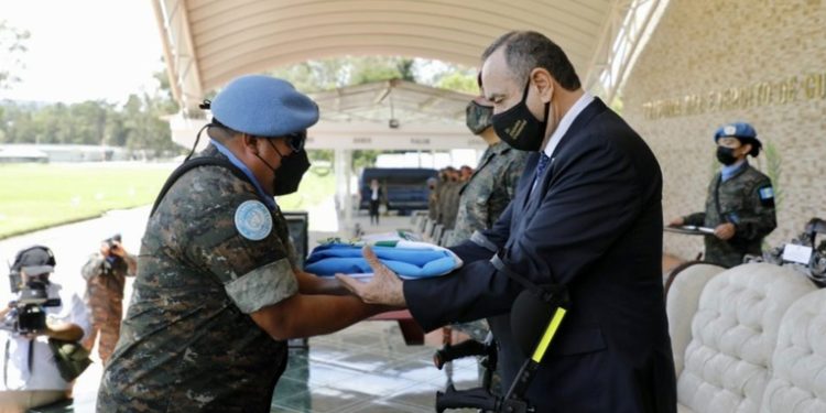 Presidente Giammattei entrega pabellón nacional a contingente militar