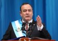 Presidente Giammattei felicita a Arévalo y lo invita a trabajar en la transición