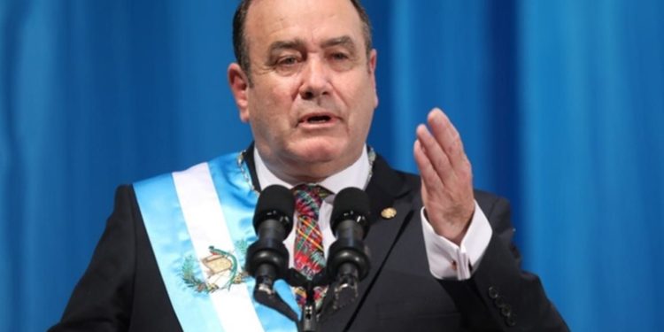 Presidente Giammattei felicita a Arévalo y lo invita a trabajar en la transición