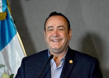 Presidente Giammattei ofrece facilitar trámites para ingreso de donaciones al hospital Hermano Pedro
