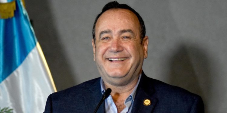 Presidente Giammattei ofrece facilitar trámites para ingreso de donaciones al hospital Hermano Pedro