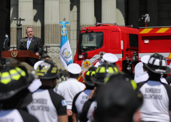 Presidente Giammattei participó en la entrega de unidades al Benemérito Cuerpo Voluntario de Bomberos