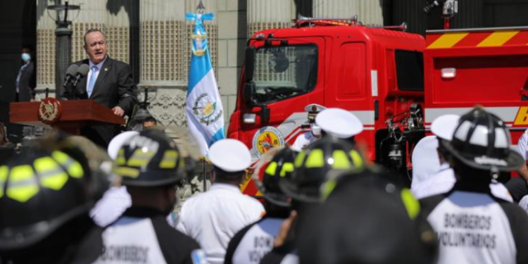 Presidente Giammattei participó en la entrega de unidades al Benemérito Cuerpo Voluntario de Bomberos