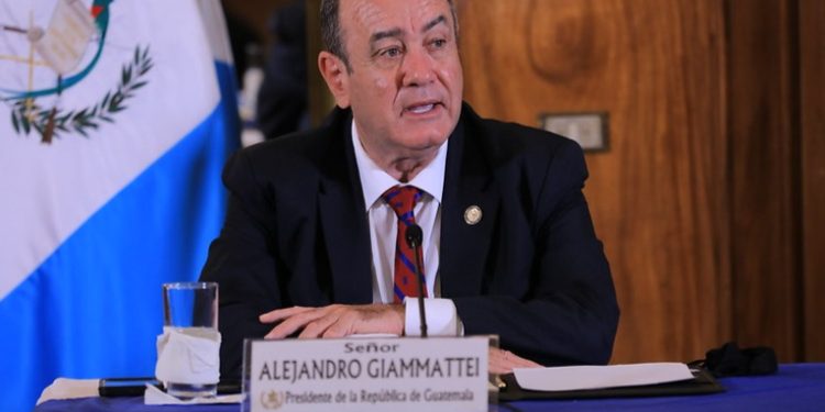 Presidente Giammattei pide cordura a mandatario colombiano Gustavo Petro