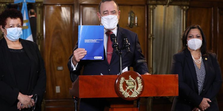 Presidente Giammattei presenta Plan Nacional de Vacunación