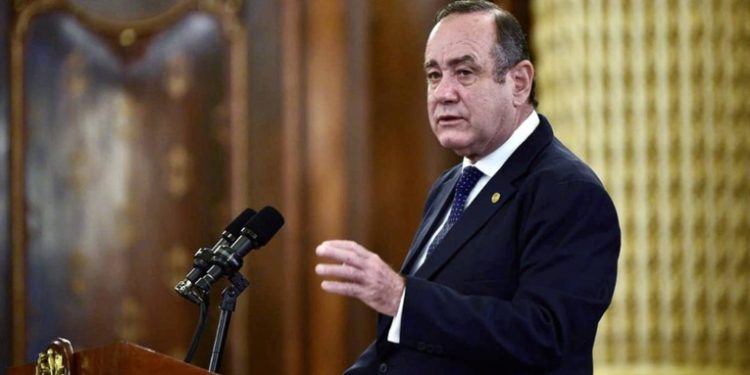 Presidente Giammattei ratifica la denuncia por escrito en contra de Aldo Dávila