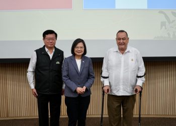 Presidente Giammattei recorrió fábrica de buses eléctricos en su visita a Taiwán