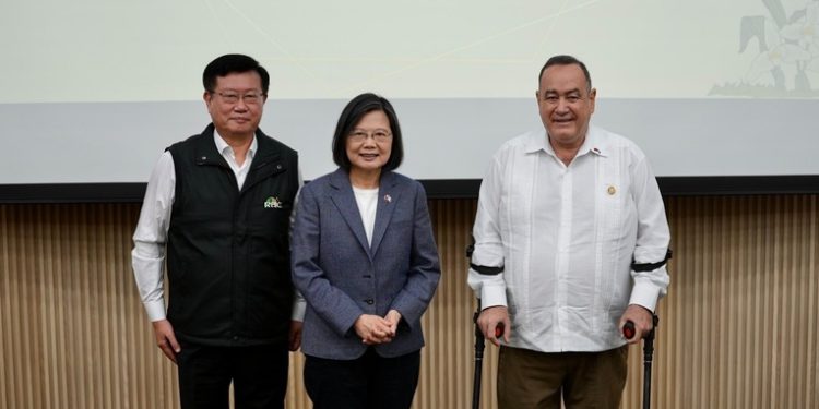 Presidente Giammattei recorrió fábrica de buses eléctricos en su visita a Taiwán