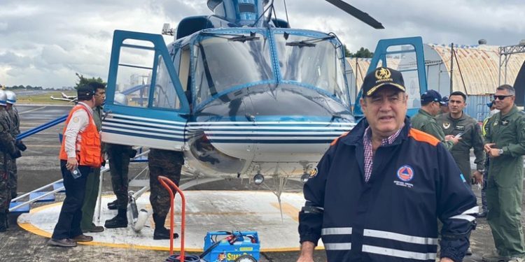 Presidente Giammattei visita zonas afectadas por ciclón tropical julia