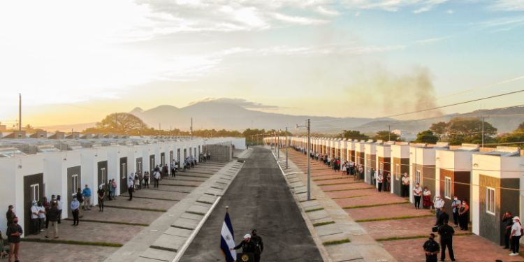 Presidente Salvadoreño entrega más de 250 casas a familias damnificadas por tormentas