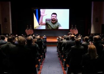 Presidente ucraniano Zelenski recibe una ovación de pie del Congreso de EE. UU