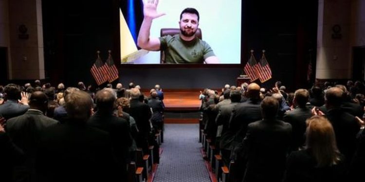 Presidente ucraniano Zelenski recibe una ovación de pie del Congreso de EE. UU