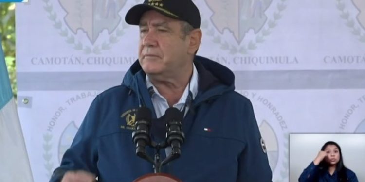 Presidente viajó a Chiquimula para inaugurar el programa de ayuda al adulto mayor