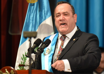 Presidente visita empresa que genera más de 800 plazas laborales en Izabal