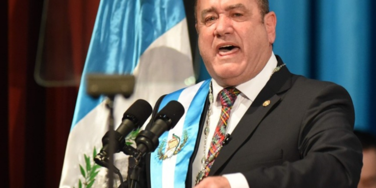 Presidente visita empresa que genera más de 800 plazas laborales en Izabal