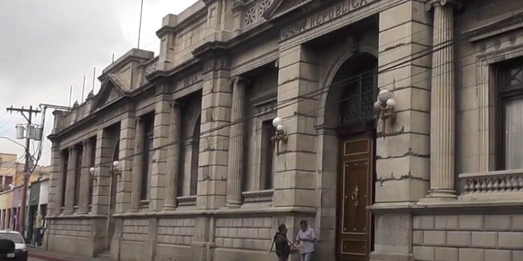 Presidente y ministros se reúnen para conocer la situación del COVID-19