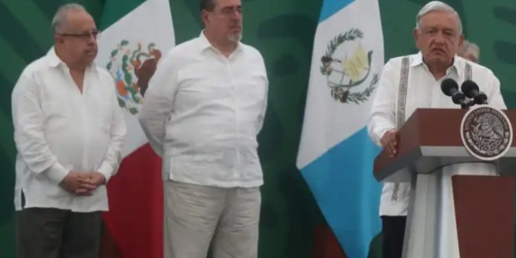 Presidentes de Guatemala y México se reúnen en Tapachula para abordar la crisis migratoria