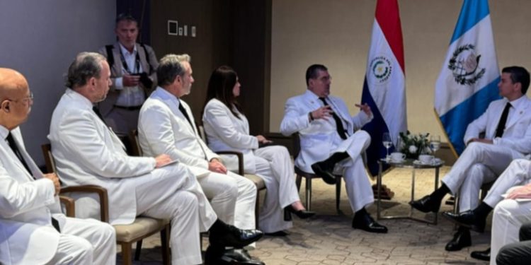 Presidentes de Guatemala y Paraguay fortalecen lazos en reunión bilateral en República Dominicana