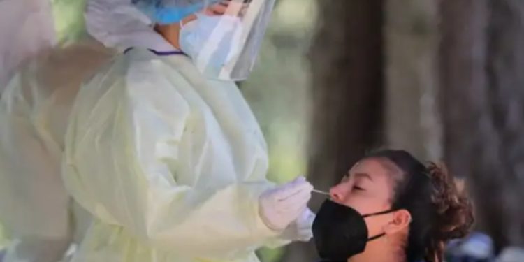 Prevén aumento de casos positivos de COVID-19 por las fiestas de año nuevo