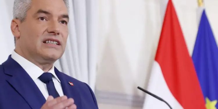Primer ministro conservador de Austria anuncia su dimisión