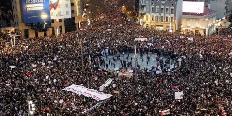 Primer ministro de Serbia renuncia tras meses de protestas