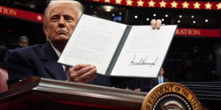 Primeros decretos de Trump: Cuba vuelve a lista de patrocinadores del terrorismo y declara inmigración ilegal como emergencia nacional