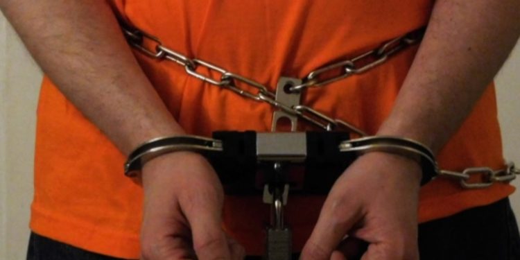 Privados de libertad deberán usar grilletes en pies y manos durante traslados a tribunales y hospitales