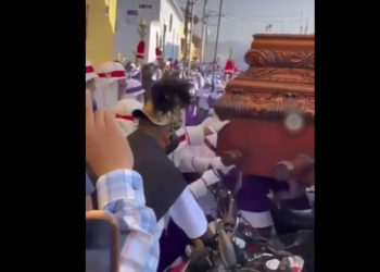Procesión en Antigua pasa por encima de parqueo de motos