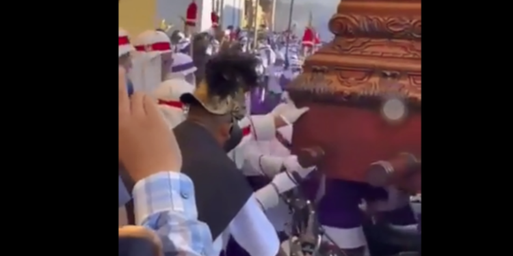 Procesión en Antigua pasa por encima de parqueo de motos