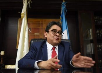 Procurador de derechos humanos y diputados se reúnen en medio de tensiones