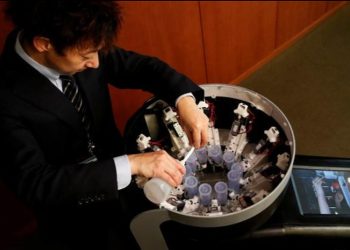 Profesor japonés crea una pantalla para lamer que recrea sabores de alimentos